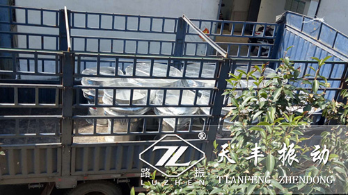 河北全不銹鋼振動篩發(fā)貨現場